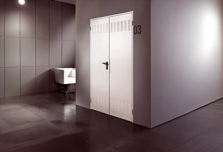 Puerta batiente multiusos